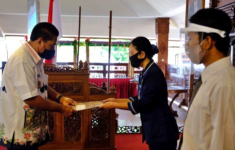 Walikota Magelang simbolis serahkan dana hibang ke perwakilan sekolah (19/6/2020)-(Foto: Istimewa)