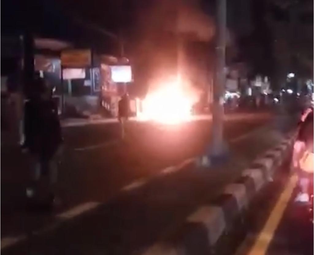 Breaking News: Detik-Detik Mobil Terbakar di Mertoyudan