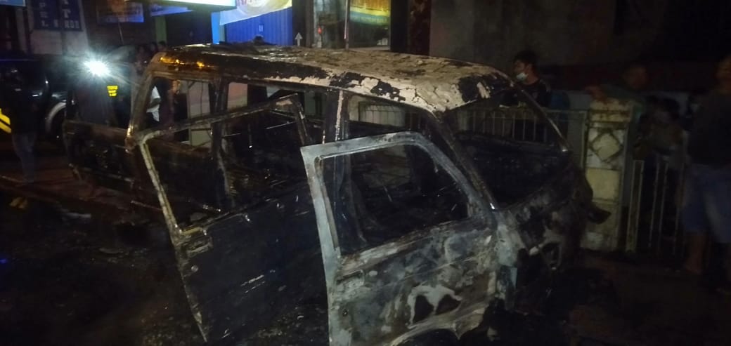 BANGKAI: Mobil yang terbakar di Jalan Magelang-Jogjakarta kawasan Mertoyudan, semalam (1/6). (Foto: istimewa)