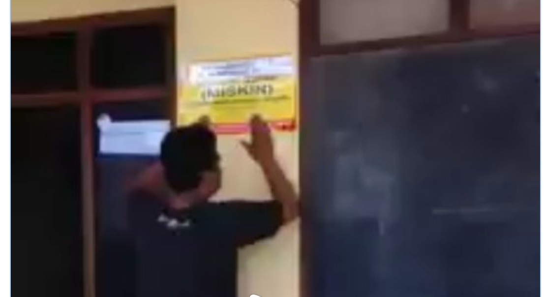 Rumah Mewah dan punya mobil terima PKH dan ditempeli tulisan keluarga miskin (Foto: SS Video)