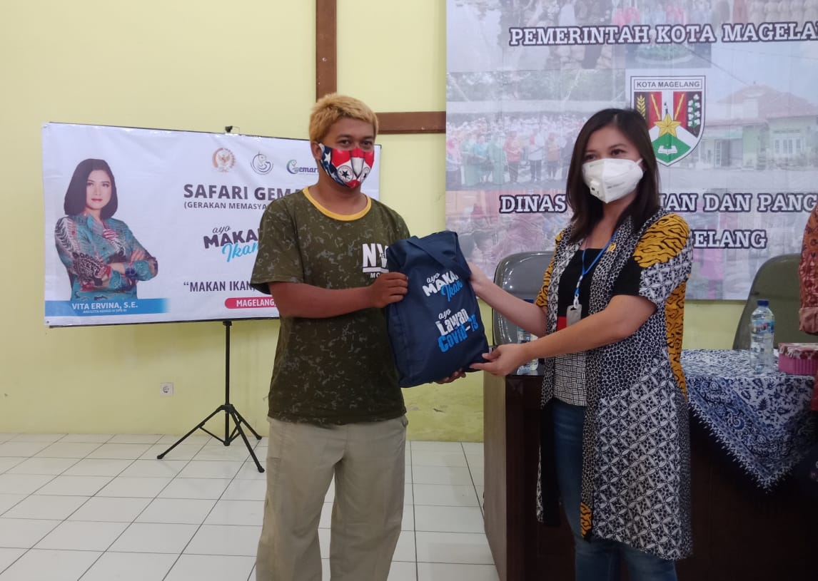 Anggota Komisi IV DPR RI Vita Ervina memberikan paket Gemarikan kepada warga di Kota Magelang