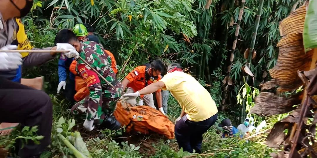 proses evakuasi mayat yang ditemukan di Kali Progo Borobudur