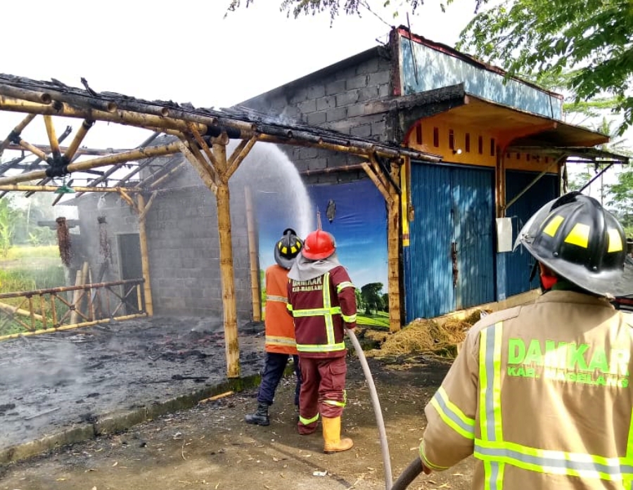 NEWS: Petugas Damkar Kabupaten Magelang saat memadamkan api kebakaran di sebuah warung di Salam (7/6/2020)-(Foto: DOk Damkar)
