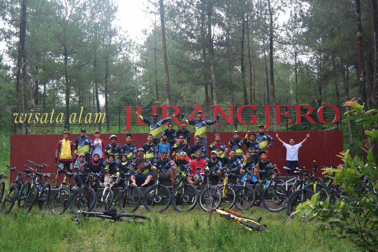 Beberapa anggota Sego Pedes saat melintasi daerah Jurang Jero Magelang