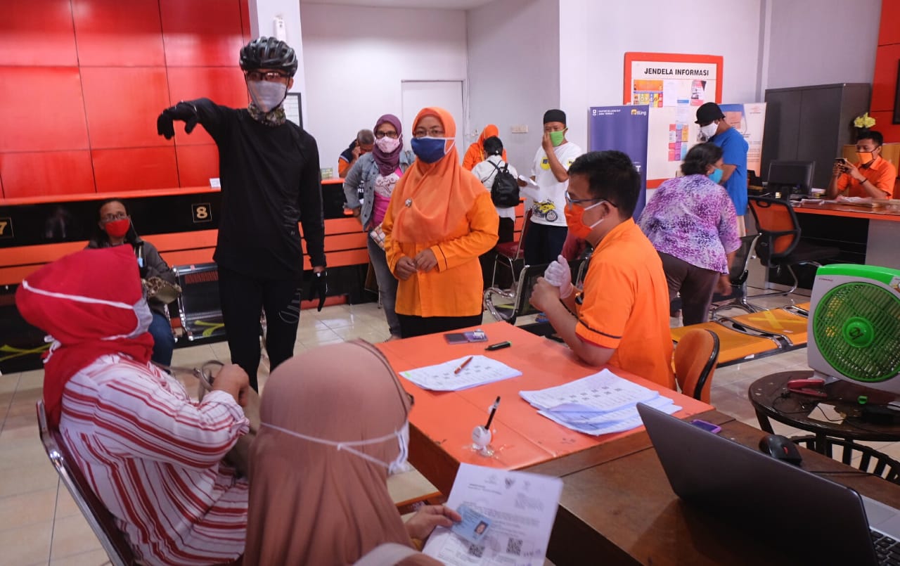 Gubernur Jawa Tengah saat mengecek penyaluran BST di salah satu kantor pos di Semarang