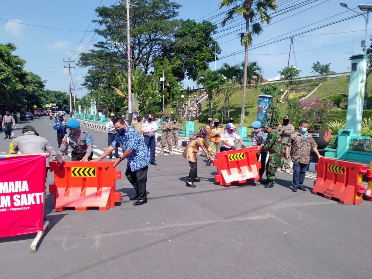Prosesi pembukaan blokade di jalan A Yani Kota Magelang