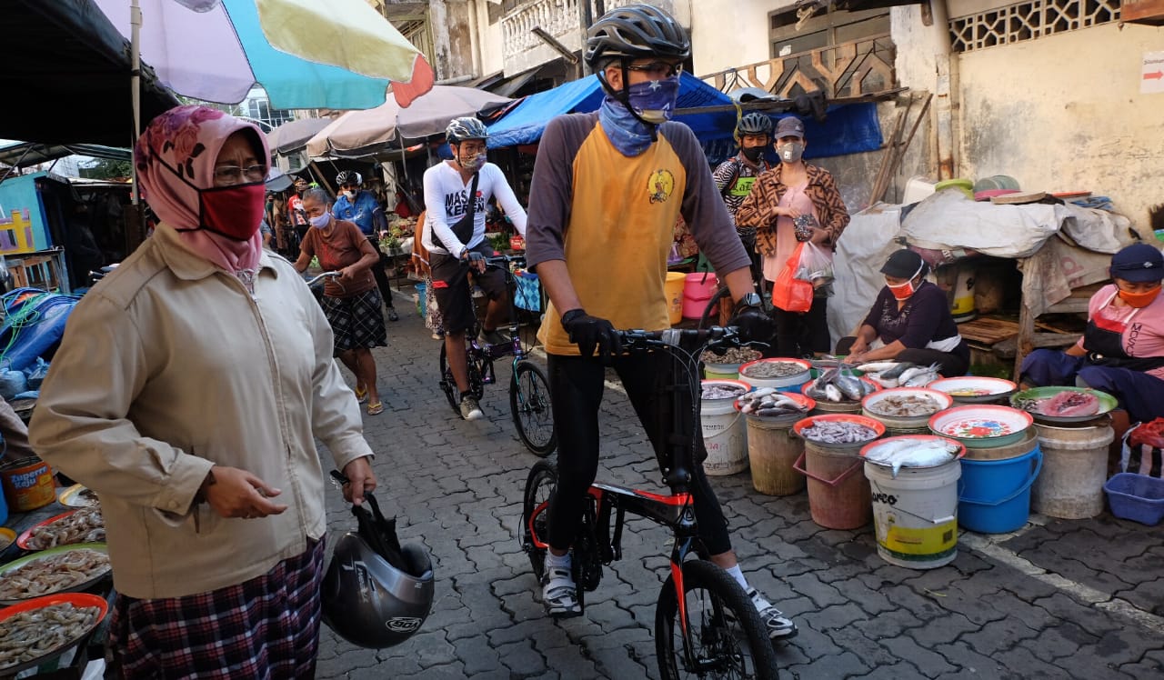 Gubernur Jawa Tengah saat gowes pagi dan sidak ke Pasar Karangayu Semarang