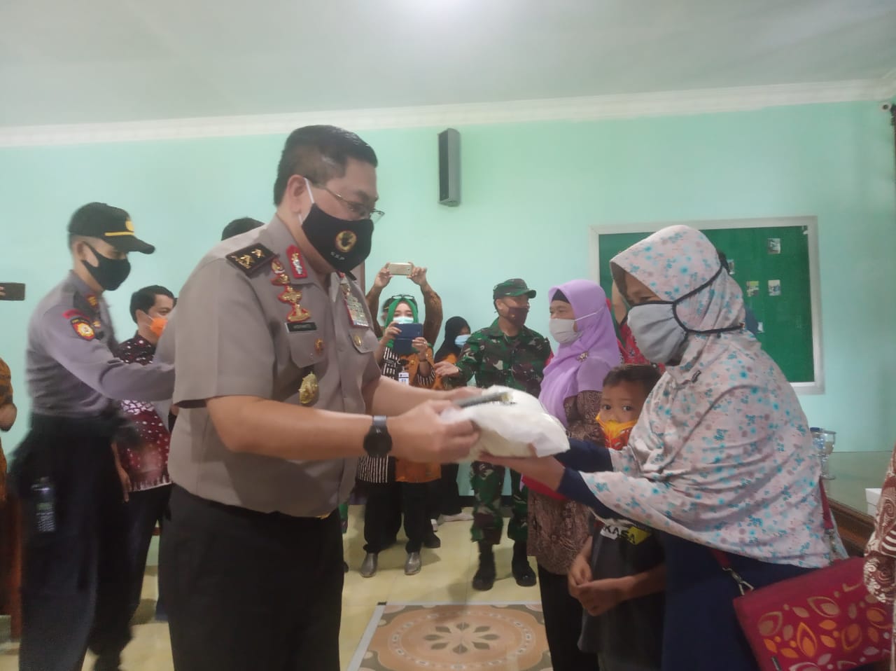 Sekretaris Saber Pungli Pusat, Irjen Pol Widiyanto Poesoko saat memberikan bantuan beras kepada warga setelah lakukan pengawasan dan penyelidikan Bansos di Desa Trreko Mungkid (12/6/2020)-(Foto: Istimewa)