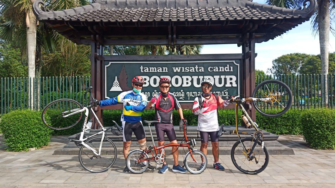 Beberapa anggota Pegassus Sepeda Hura-hura saat di Candi Borobudur