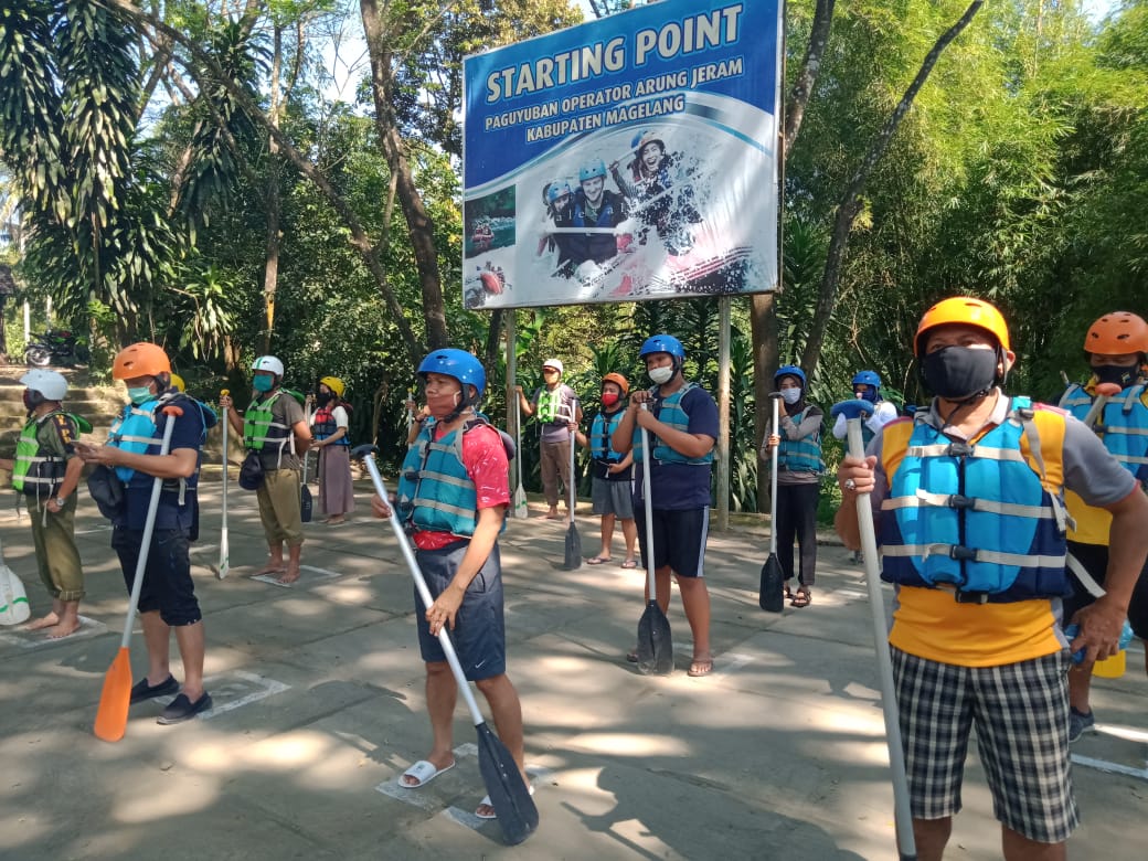 Simulasi persiapan rafting di Sungai Elo dengan memakai masker dan jaga jarak
