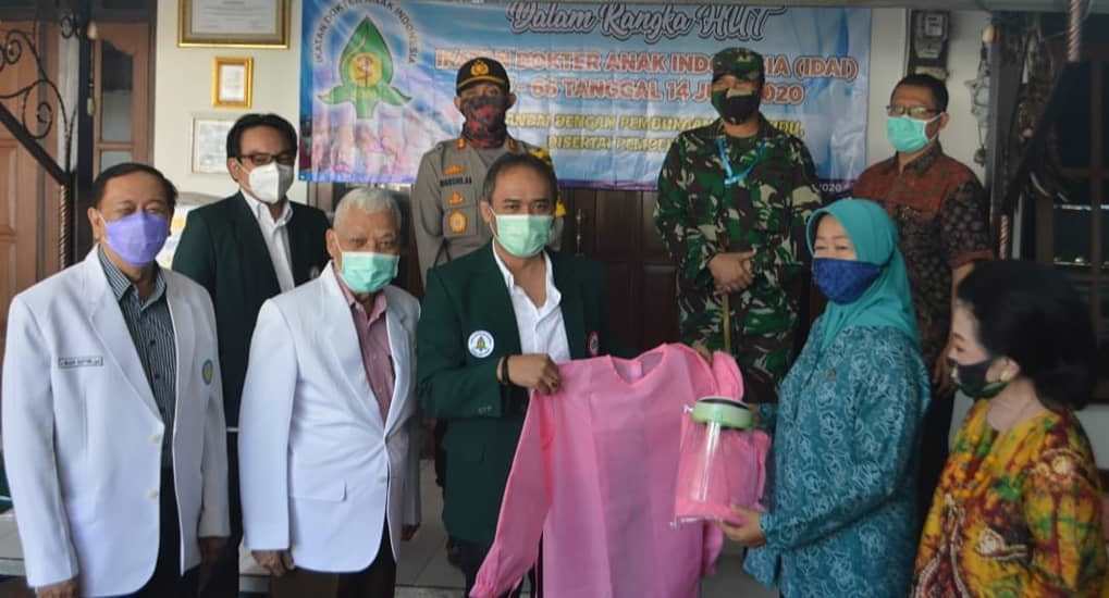 SIMBOLIS : IDAI Cabang Jateng memberikan APD kepada Tim Penggerak (TP) PKK Kota Magelang