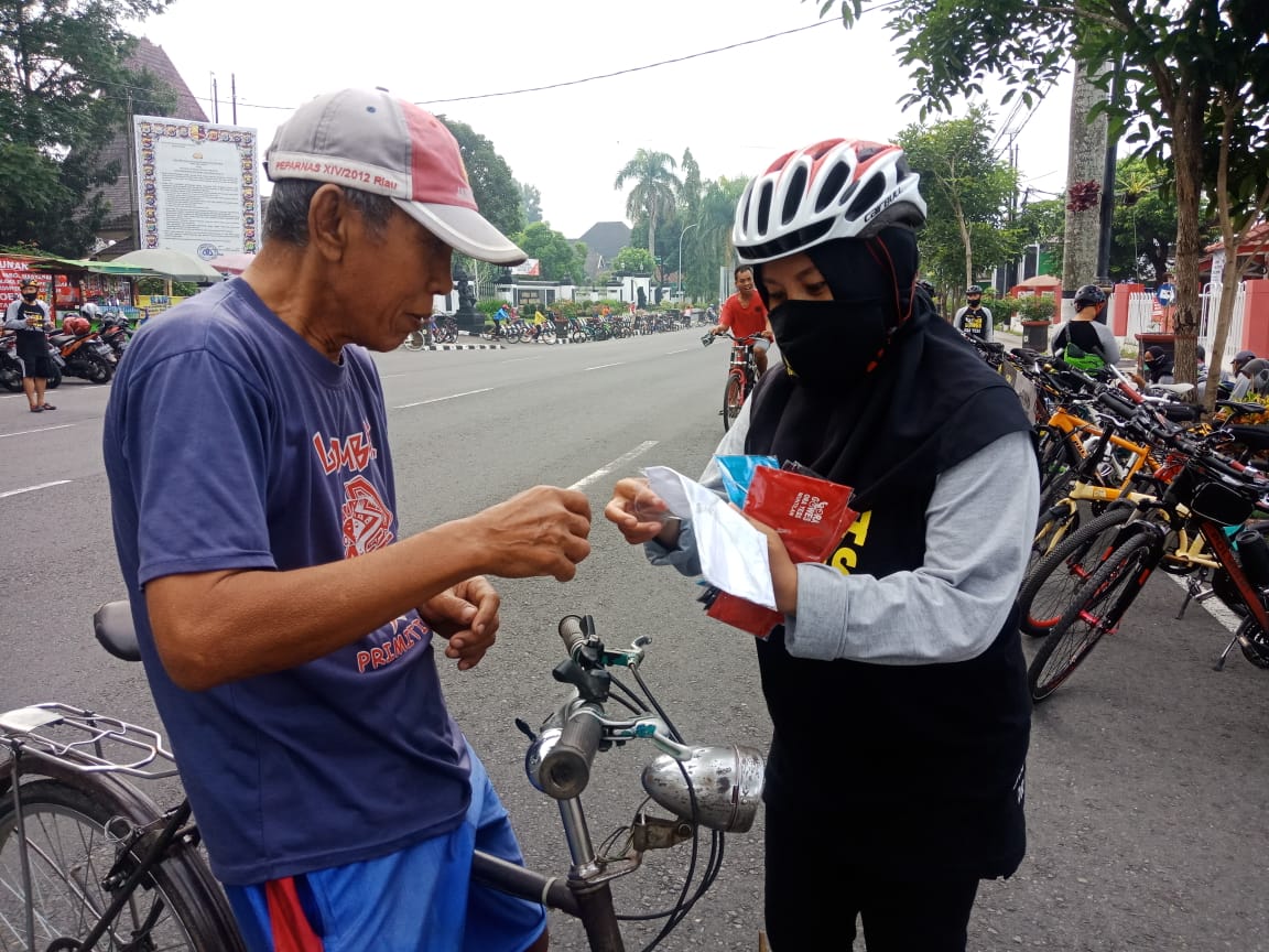 Ogoy Muntilan Cycling Family membagikan masker kepada pengendara sepeda di Sawitan, Mungkid, Magelang