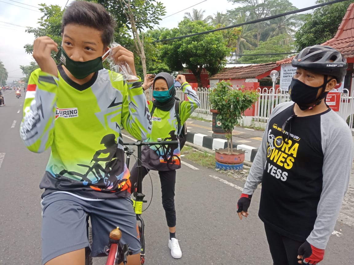Ogoy Muntilan Cycling Family membagikan masker kepada pengendara sepeda di Sawitan, Mungkid, Magelang