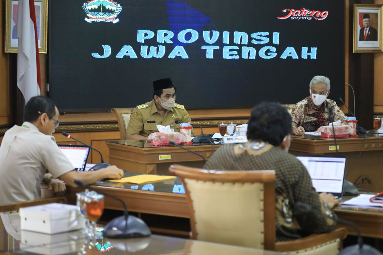 Ganjar saat rapat percepatan penanganan COVID-19 di gedung A lantai 2 kantor Gubernur Jateng