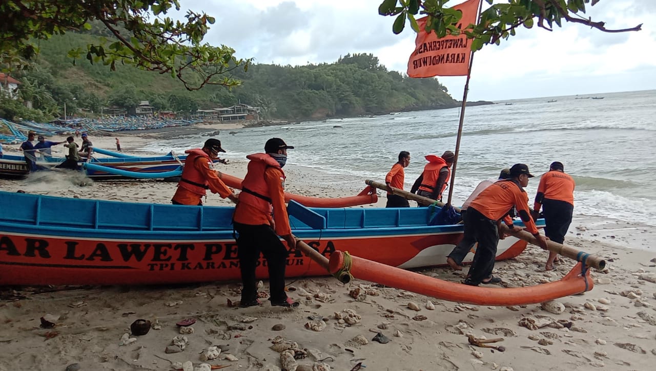 proses pencarian warga Magelang yang tersapu ombak