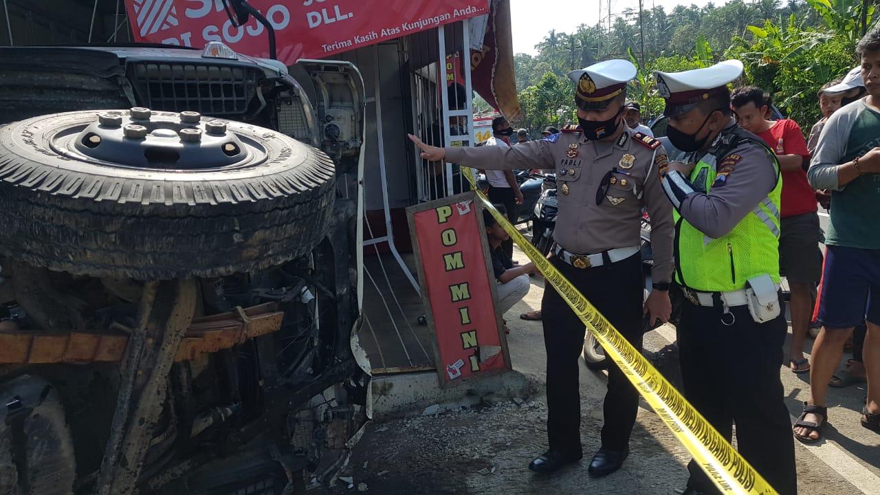 Olah TKP kecelakaan di Margoyoso Salaman