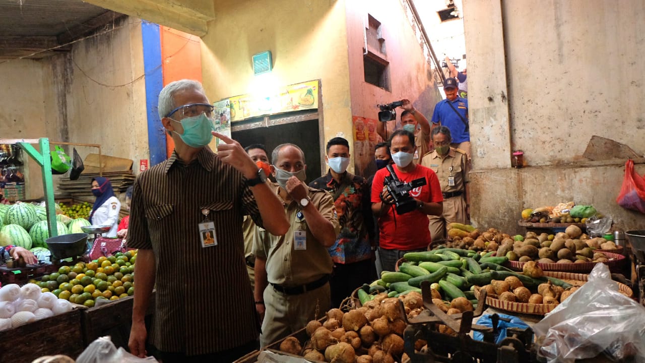 Gubernur Jawa Tengah saat mengecek persiapan penutupan pasar di Temanggung