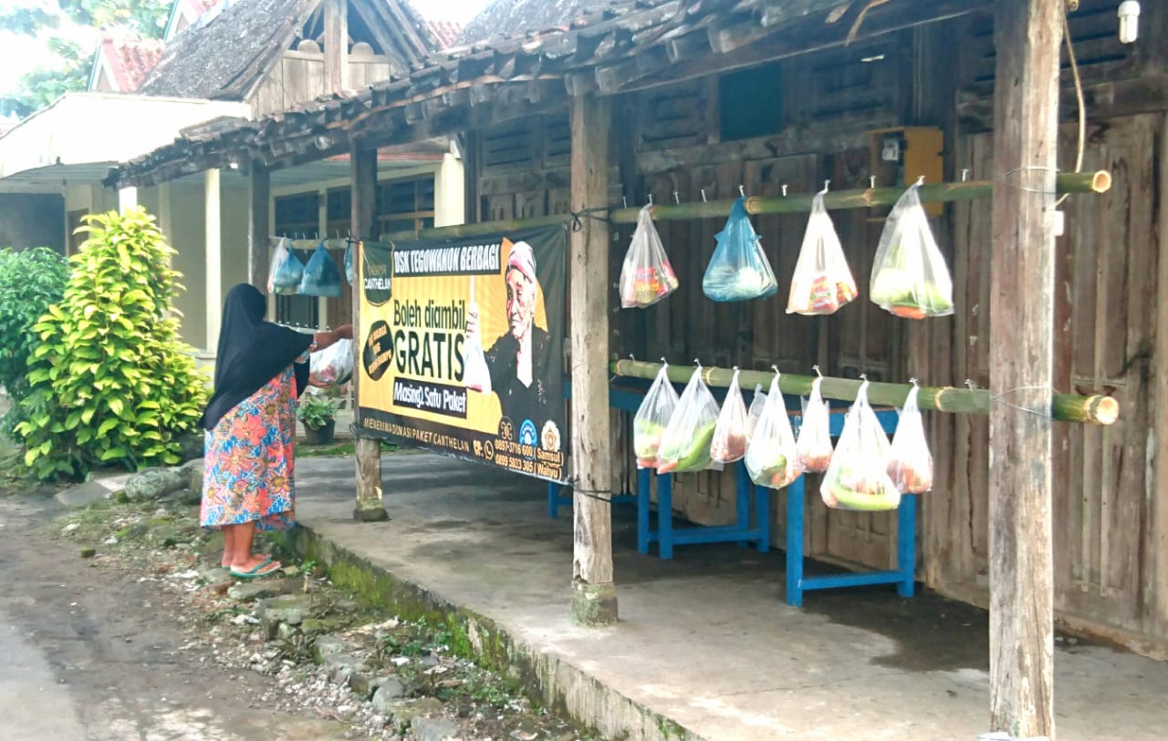Warga saling berbagi dengan program Sedekah Cantelan bantu warga lain terdampak Covid