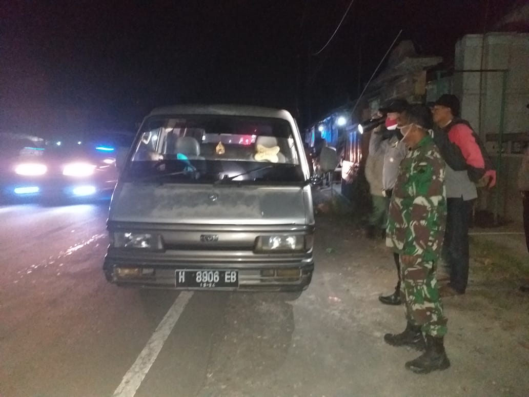 Proses evakuasi pria yang ditemukan meninggal di ruas jalan Magelang-Yogyakarta
