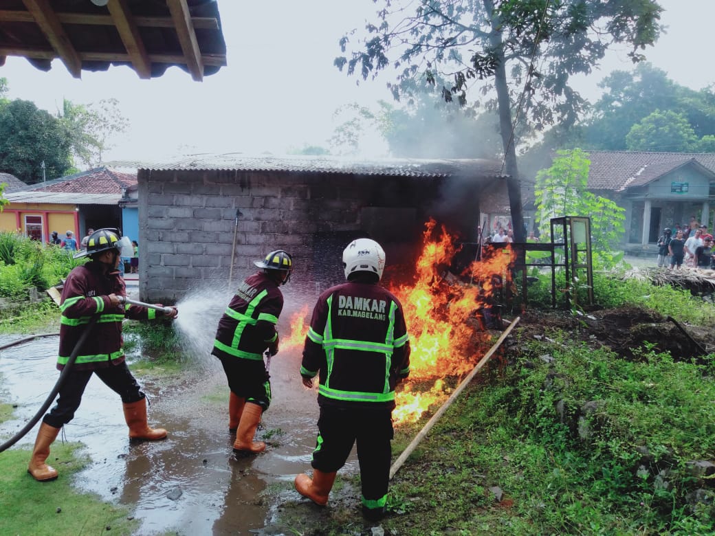 Damkar Kabupaten Magelang berusahan memadamkan api yang membakar toko kelontong di Jumoyo Salam Magelang