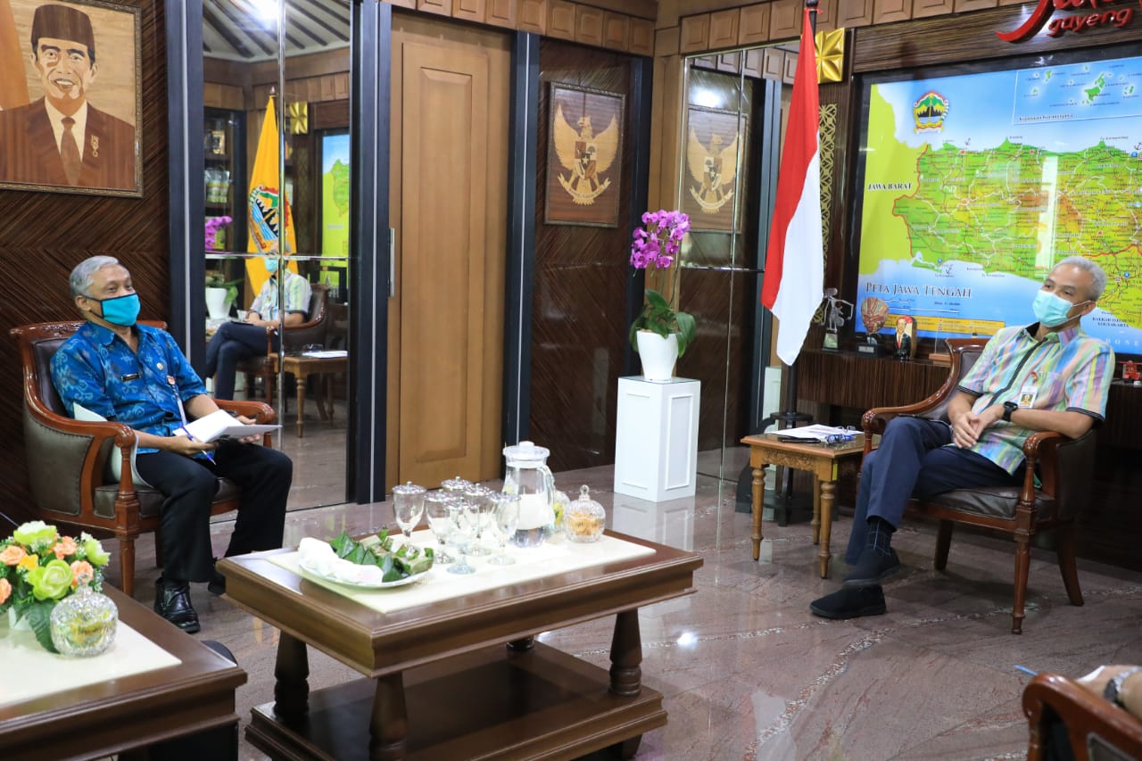 Gubernur Jawa Tengah saat rapat evaluasi PPDB di kantornya