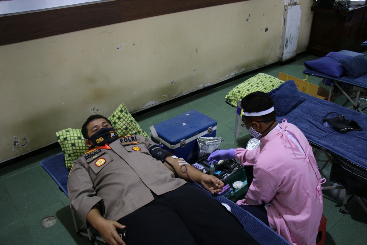 Kapolsek Magelang AKBP Ronal A Purba saat mendonorkan darah dalam rangka HUT Bhayangkara ke-74 (25/6/2020)-(Foto: istimewa)