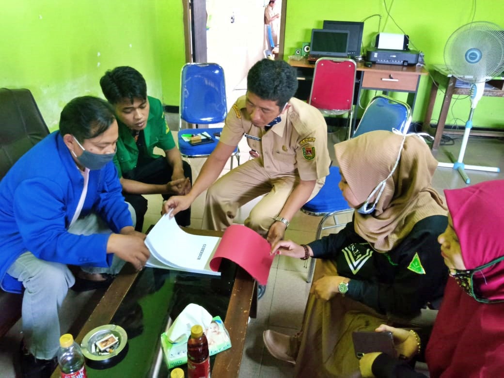 NEWS: DPD KNPI Kabupaten Magelang saat memeriksa bersama data penerima Bansos di Desa Sidorejo Mertoyudan untuk didiskusikan (8/6/2020)-(Foto: Istimewa)