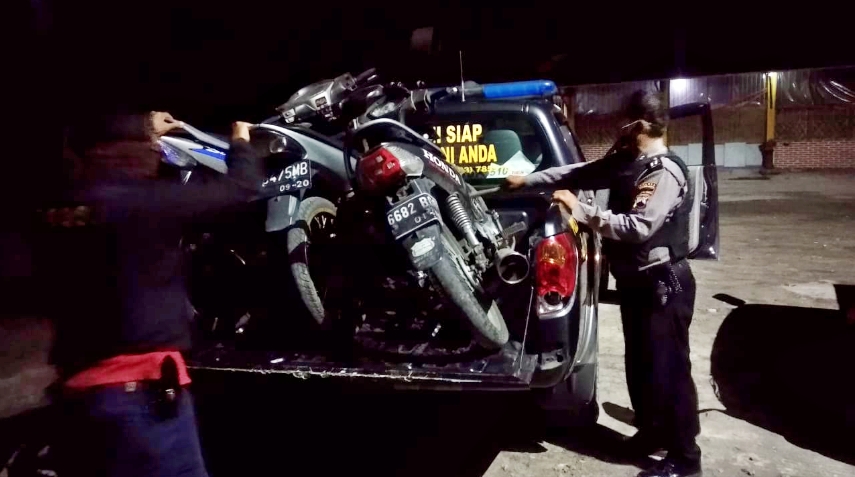 Sepeda motor barang bukti balap liar diangkut oetugas ke Polsek Mungkid (13/6/2020)-(Foto: Istimewa)