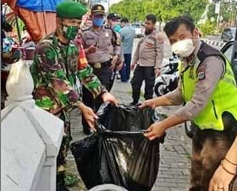 Petugas Kepolisian dan TNI saat mengevakuasi jazad bayi perempuan di Sleman (31/5/2020)-(Foto: ICJ)
