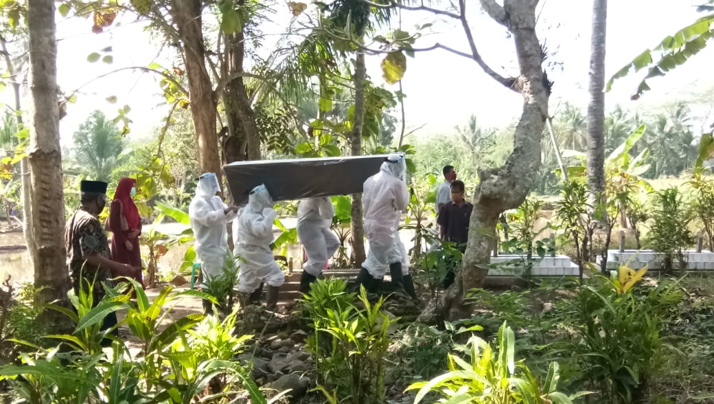 Proses pemakaman satu PDP yang meninggal dunia di Kecamatan Salaman (18/6/2020)-(Foto: Istimewa)