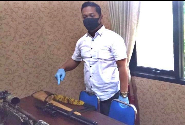 Kasat Reskrim Polres Magelang AKP Hadi Handoko saat menunjukan Senjata Laras Panjang yang digunakan untuk berburu pelaku
