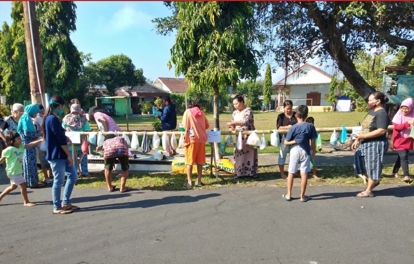 Berbagi sayur kepada warga terdampak covid di Mertoyudan (Foto: Beritamagelang.id )