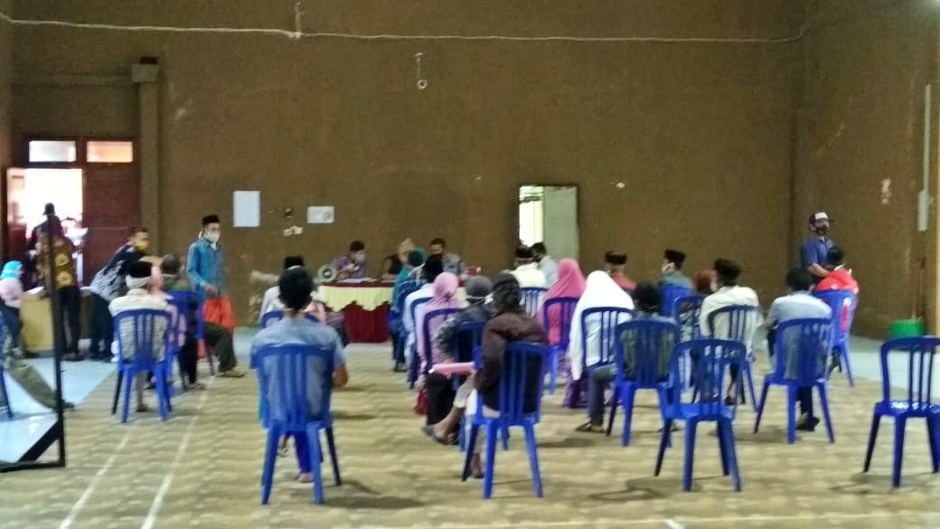 Pembagian BST berjalan tertib dan sesuai protokol setelah sebelumnya ditegus Ganjar di Kecamatan Secang Magelang (11/6/2020)-(Foto: Istimewa)