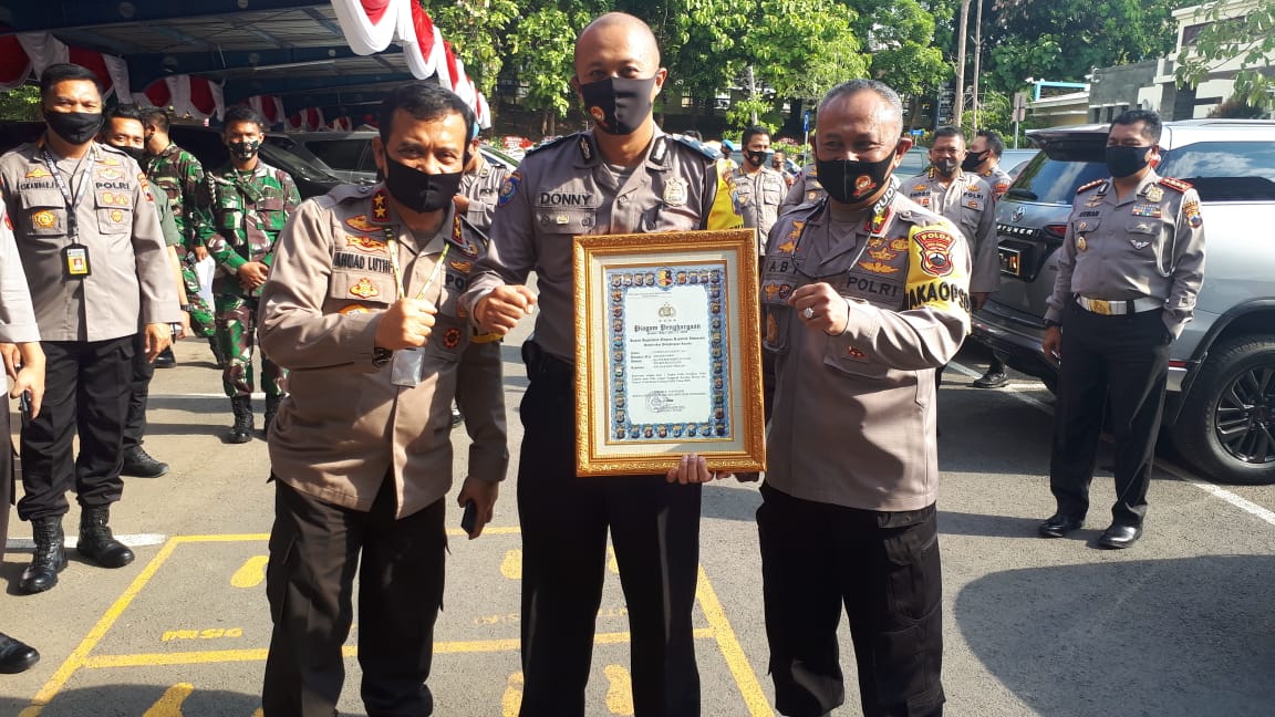 Aipda Donny anggota Polres Magelang bersama Kapolda Jateng saat mengambil penghargaan polisi teladan (1/7/2020)-(Foto: Istimewa)