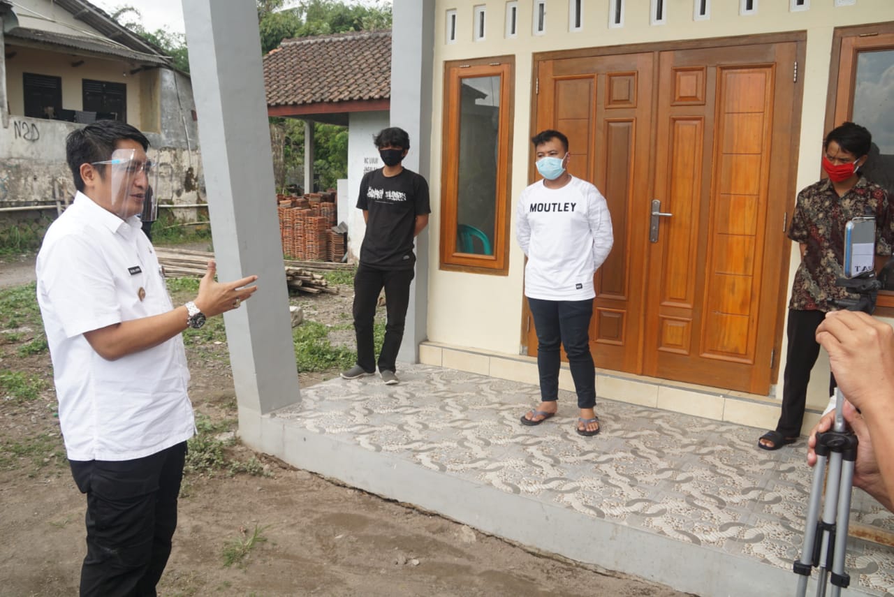Bupati Magelang saat kunjungi ODP di Desa Kalibening Kecamatan Dukun (8/7/2020)-(Foto; istimewa)