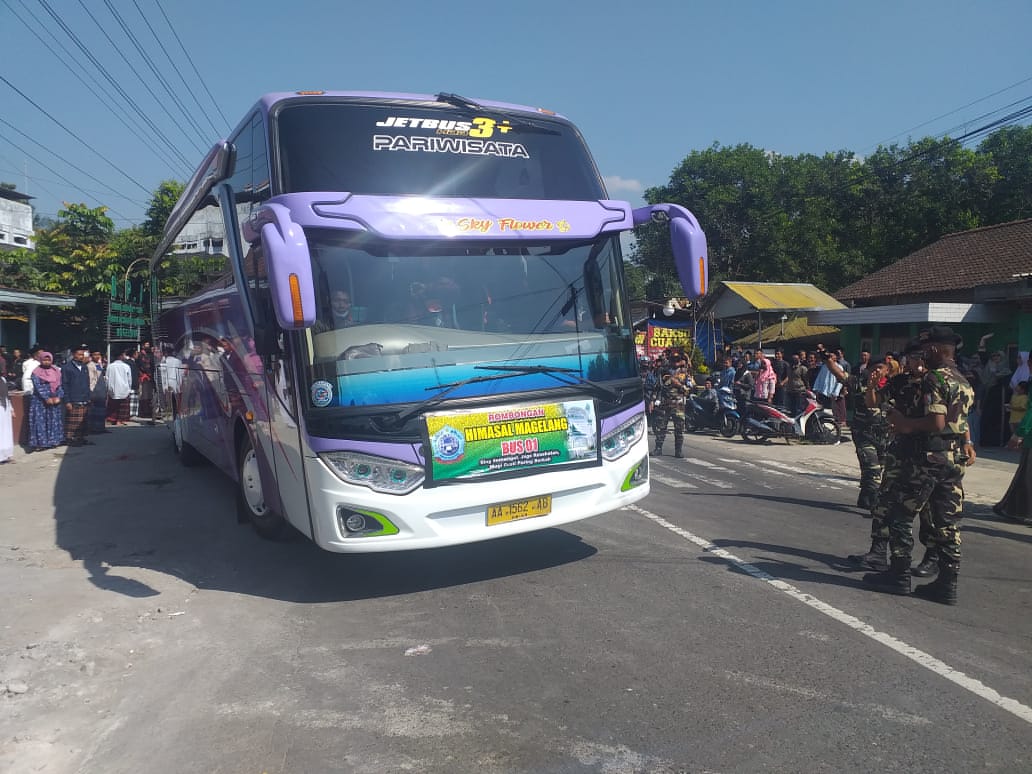 Bus rombongan santri asal Magelang saat berangkat ke Ponpes di Jawa Timur difasilitasi PKB (5/7/2020)--(Foto: istimewa)