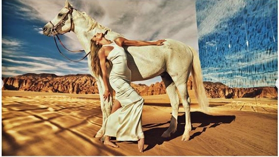 Foto model pakaian ketat di Arab Saudi karya @elimizrahi di upload di instagramnya