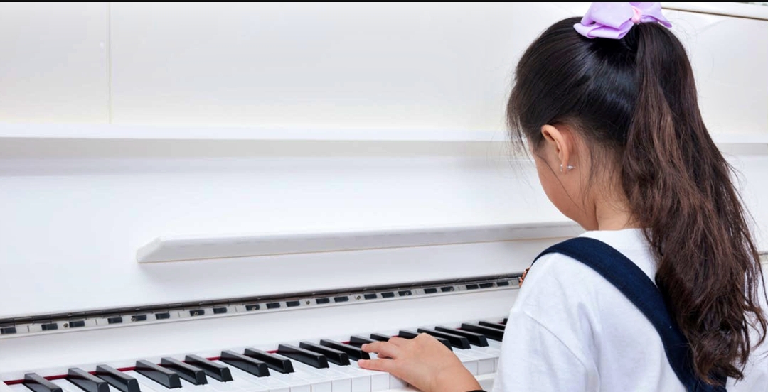 Ilustrasi seorang anak sedang memainkan lagu anak