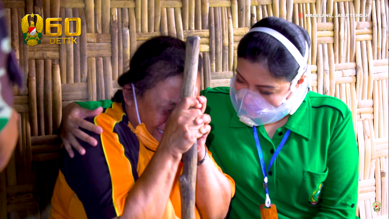 HARU: Ketua Umum Persit Kartika Chandra Kirana Hetty Andika Perkasa mendekap Sri Asiyah. (Sumber: tangkapan layar YouTube TNI AD)