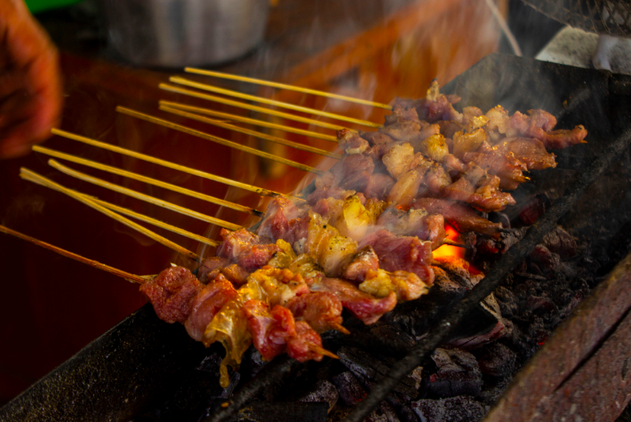 ENAK: Sate kambing saat digarang di atas tungku arang. (Foto: internet)