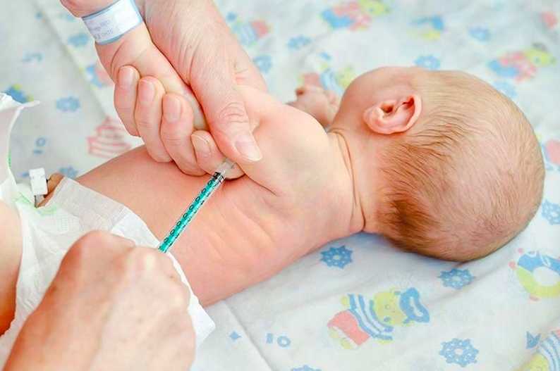 Ilustrasi imunisasi pada bayi. (Foto: internet)