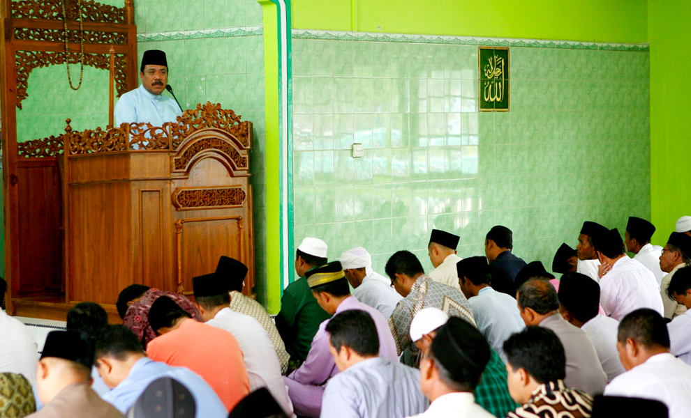 KHUSUK: Khatib saat memberikan khutbah sebelum Salat Jumat. (Foto: internet)
