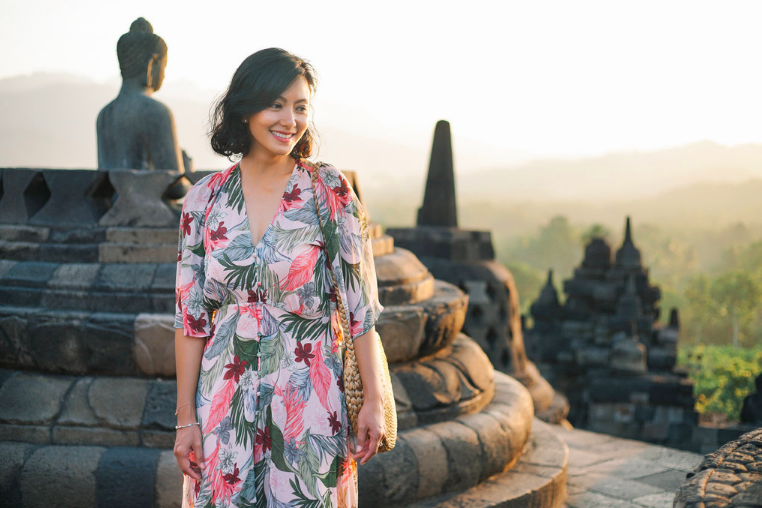 CANTIK: Seorang wisatawan dengan latar Candi Borobudur. (Foto: internet)