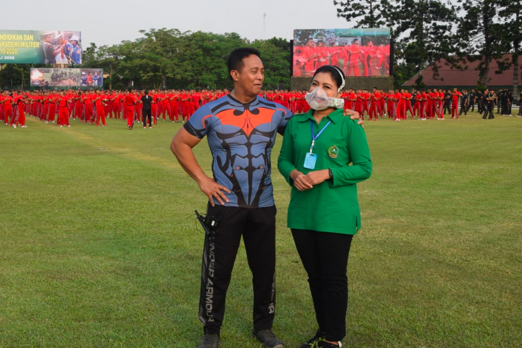 MESRA: Ketum Persit Kartika Chandra Diah Erwiany mendampingi KSAD Jendral Andika Perkasa di Akmil Magelang, Minggu (5/7). (Foto: dok humas akmil)