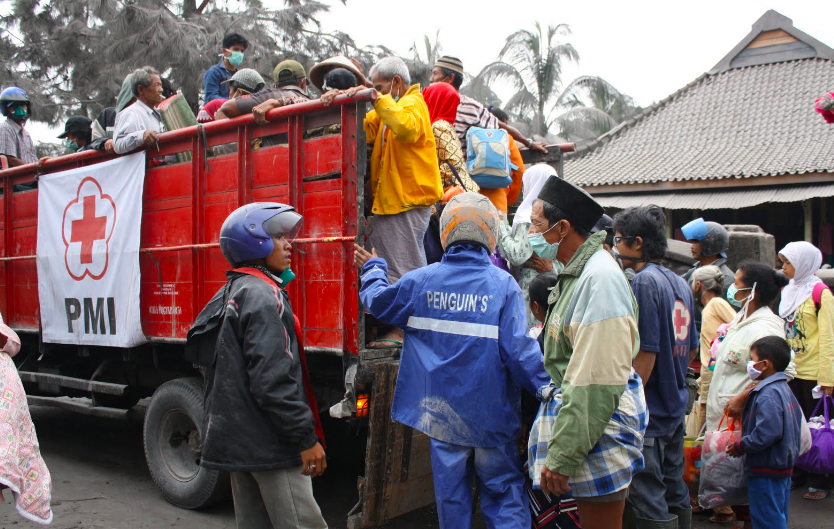 DIUNGSIKAN: Suasana warga lereng Merapi dievakuasi saat terjadi erupsi 2010. (Foto: internet)