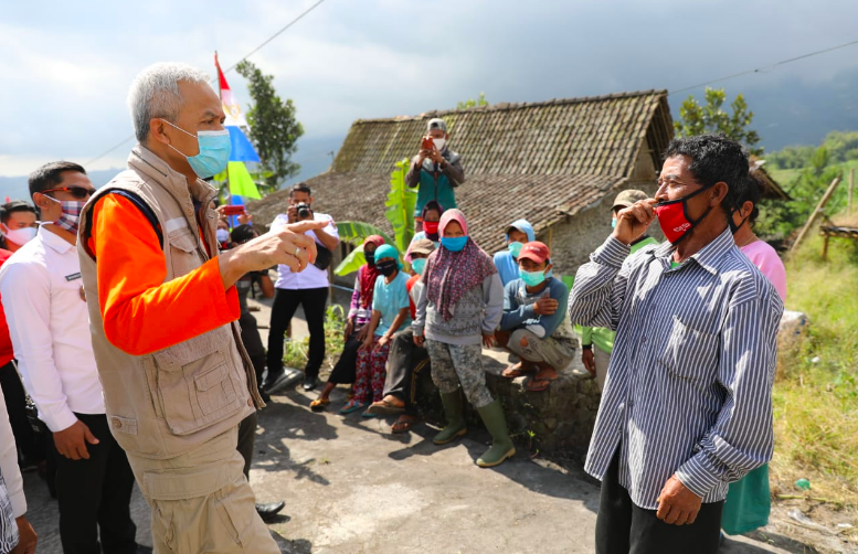Gubernur Ganjar saat berbincang tentang erupsi merapi dengan warga Tlogolele Boyolali, Rabu (8/7). (Foto: humas pemprov jateng)