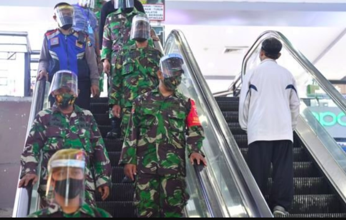 TURUN TANGAN: TNI dilibatkan dalam pendisiplinan protokol kesehatan covid-19. (Foto: internet)