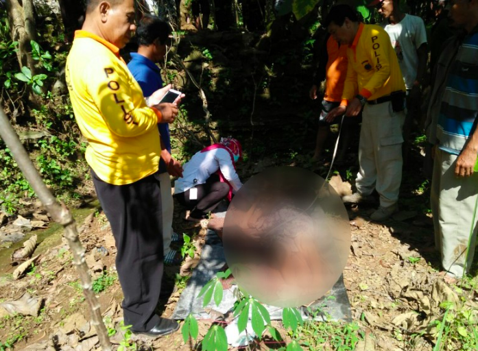 TKP: Polisi dan tim medis evakuasi korban jatuh dari pohon nangka. (Foto: internet)