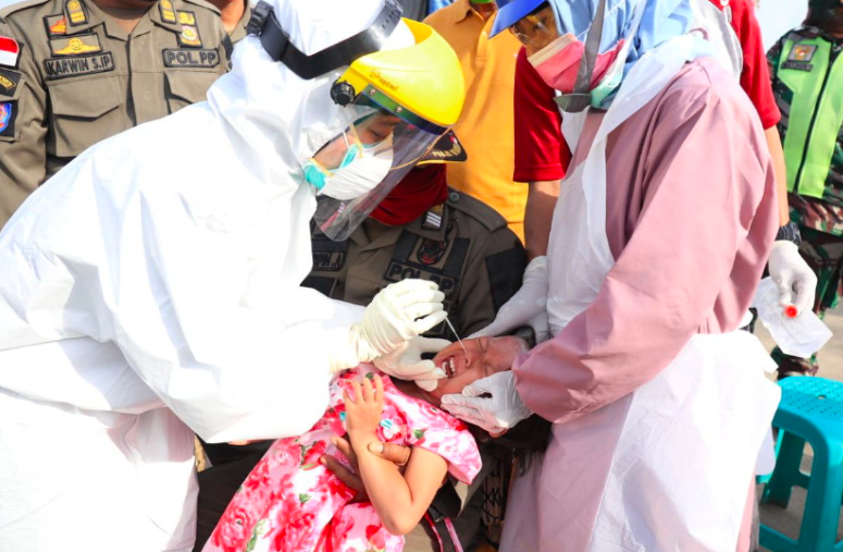 LENDIR: Petugas gabungan melakukan tes swab corona. (Foto: internet)
