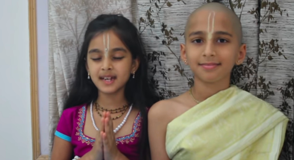 Abhigya Anand (kanan)